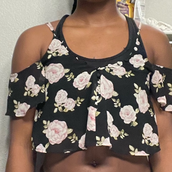 Forever 21 Tops - Forever 21 Black and White Ruffled Crop Blouse